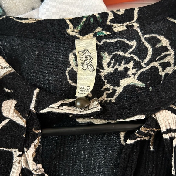 Free People long sleeve tunic with peep hole and button - Picture 2 of 2